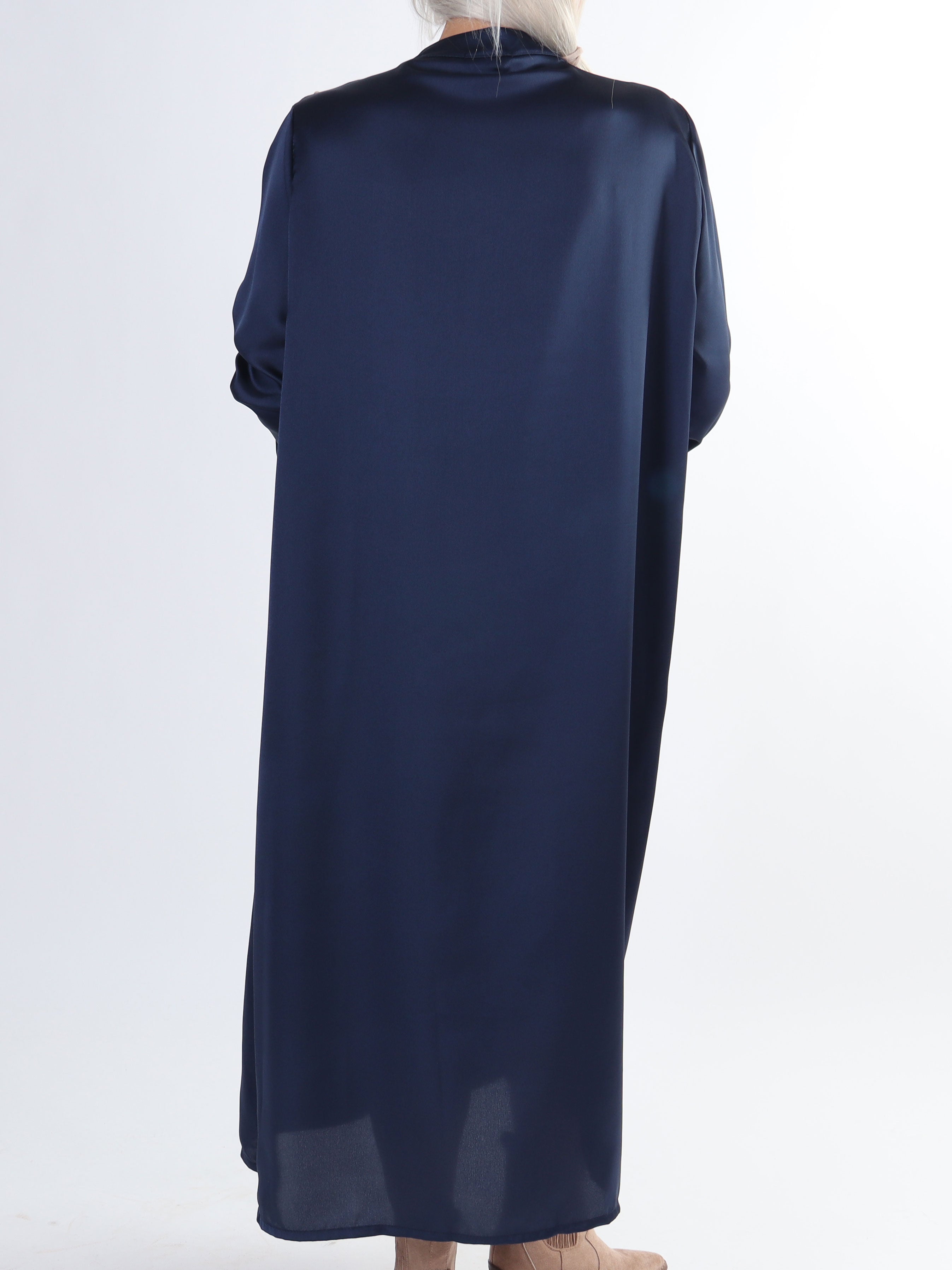 Emilia - Plus size kjole i silkelook med hvide perler